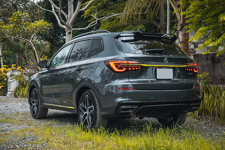 Khảo sát giá tại đại lý khác, MG RX5 đang được chào bán với mức giảm 140 triệu đồng đối với bản STD, giá tới tay người tiêu dùng chỉ còn 599 triệu đồng. Trong khi đó, bản LUX cao cấp giảm tới 180 triệu đồng, từ giảm từ 829 triệu xuống còn 649 triệu đồng. Mức giảm này đưa giá xe MG RX5 rẻ ngang ôtô cỡ B như Kia Seltos, Hyundai Creta, Hyundai Creta. Đồng thời là mẫu xe rẻ nhất phân khúc.