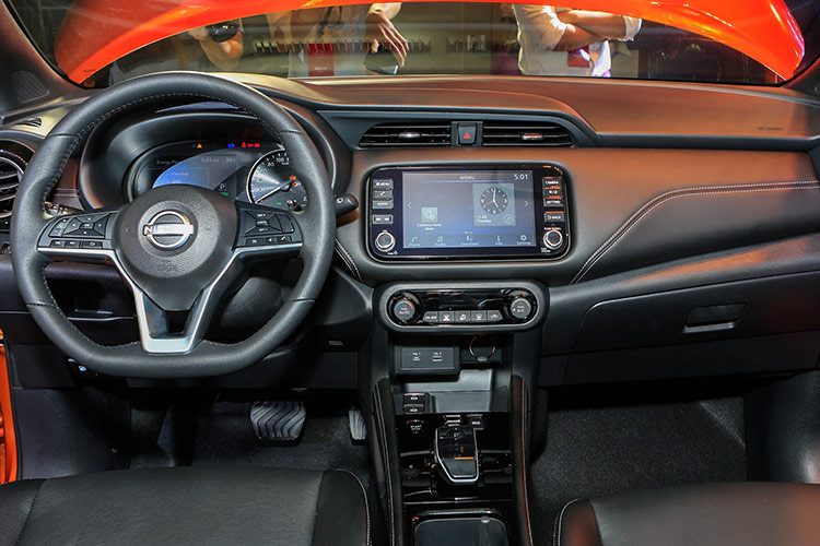 Tuy nhiên, mẫu xe Nissan Kicks hiện chỉ còn một lựa chọn duy nhất là bản V (giá niêm yết 858 triệu đồng). Sau khi trừ ưu đãi, giá xe Nissan Kicks giảm thực tế còn 628 triệu đồng.