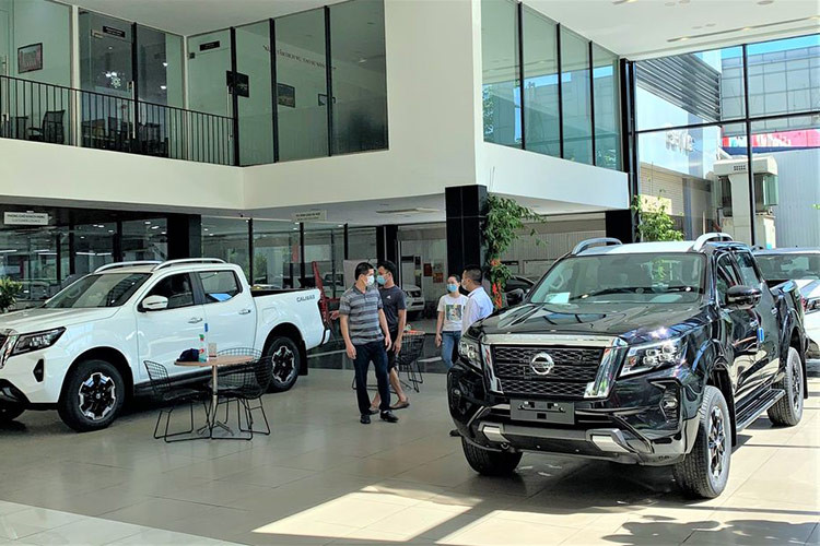  Nissan Navara giảm gần 200 triệu đồng Cuối tháng 6, đại lý đã triển khai chương trình giảm giá sâu cho khách mua xe bán tải Navara, mức giảm cao nhất lên tới 190 triệu đồng dành cho bản tầm trung VL 4WD. Nhờ đó, giá xe Nissan Navara VL 4WD giảm từ 945 triệu đồng xuống còn 755 triệu đồng. 
