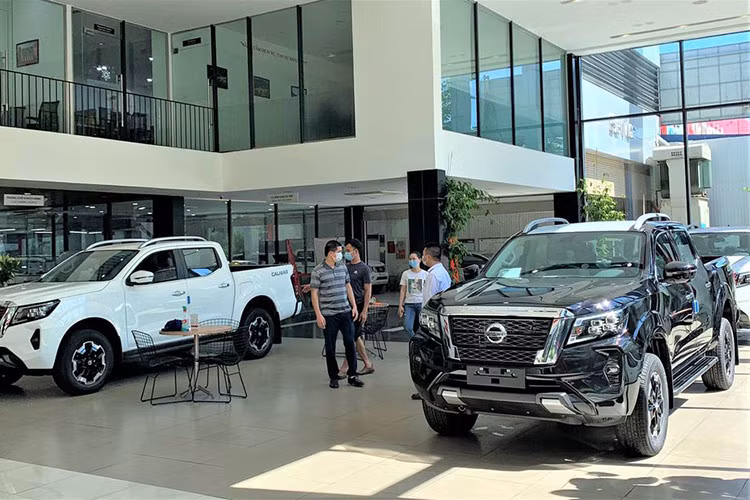  Nissan Navara giảm gần 200 triệu đồng Cuối tháng 6, đại lý đã triển khai chương trình giảm giá sâu cho khách mua xe bán tải Navara, mức giảm cao nhất lên tới 190 triệu đồng dành cho bản tầm trung VL 4WD. Nhờ đó, giá xe Nissan Navara VL 4WD giảm từ 945 triệu đồng xuống còn 755 triệu đồng. 