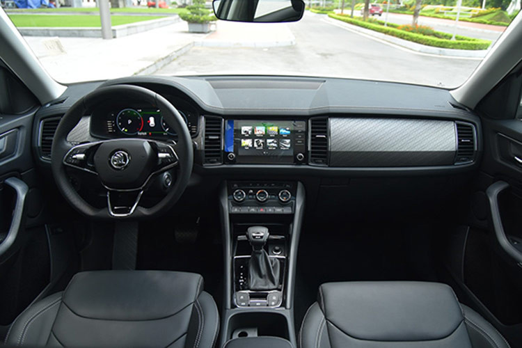 Giá xe Skoda Karoq dao động từ 999 triệu - 1,089 tỷ đồng nên giá trị của khoản hỗ trợ 100% lệ phí trước bạ tương đương 99 - 120 triệu đối với bản Ambition 1.4 TSI và 109 - 130 triệu đồng đối với bản Style 1.4 TSI. Giá bán của Skoda Kodiaq là 1,409 tỷ đồng đối với bản Style 2.0 TSI và 1,189 tỷ đối với bản Ambition 1.4 TSI.