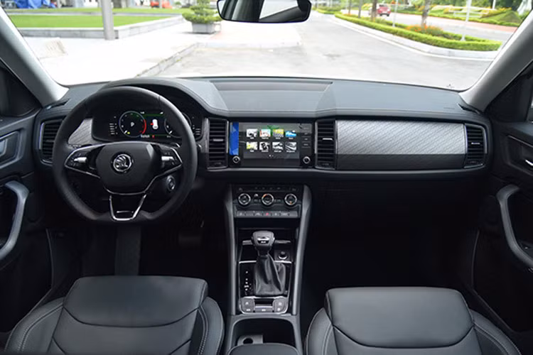 Giá xe Skoda Karoq dao động từ 999 triệu - 1,089 tỷ đồng nên giá trị của khoản hỗ trợ 100% lệ phí trước bạ tương đương 99 - 120 triệu đối với bản Ambition 1.4 TSI và 109 - 130 triệu đồng đối với bản Style 1.4 TSI. Giá bán của Skoda Kodiaq là 1,409 tỷ đồng đối với bản Style 2.0 TSI và 1,189 tỷ đối với bản Ambition 1.4 TSI.