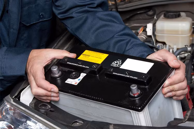 Các cực tiếp điện của ắc-quy là nơi bị ảnh hưởng nhiều nhất dẫn đến hiện tượng hoen gỉ khiến cho xe không nhận được lượng điện cung cấp đều dẫn đến việc khó khởi động xe, hệ thống còi, đèn cũng bị ảnh hưởng. Để tránh hiện tượng trên, bạn cần làm sạch các cực tiếp điện ở bình ắc-quy.