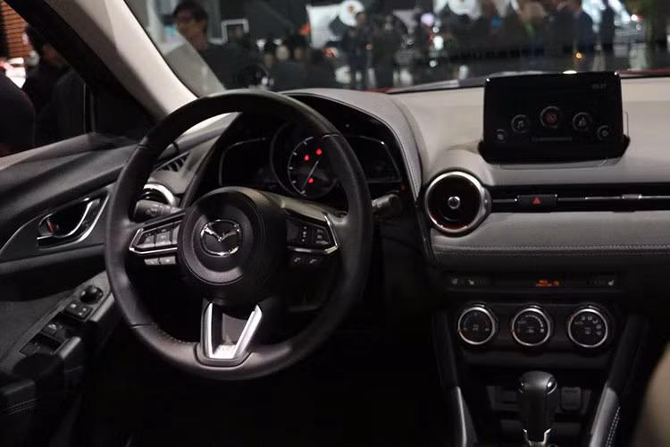 Tương tự phiên bản 2017, ghế ngồi được bọc da hai màu trắng hoặc đen trên phiên bản cao cấp, Mazda CX-3 mới sử dụng vật liệu da lộn giả da bọc bảng táp-lô điều khiển và trang trí ở táp-pi cửa... Hệ thống an toàn và hỗ trợ người lái i-Activeness bao gồm cảnh báo chuyển làn đường, kiểm soát hành trình và phanh tự động ở tốc độ cao...