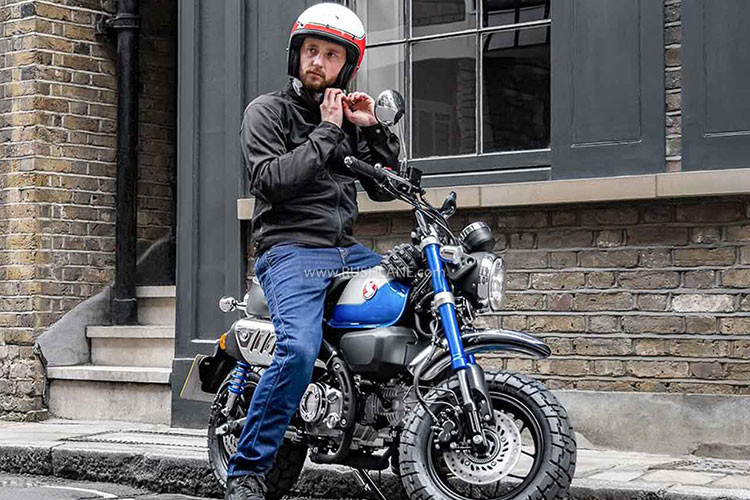 Sức mạnh của Honda Monkey 2022 vẫn là khối động cơ 125cc có đường kính và hành trình piston được thay đổi từ 52,4mm x 57,9mm lên con số 50mm x 63,1mm truyền động qua hộp số 5 cấp thay vì 4 cấp số như trước. Đem lại công suất tối đa 9.32 mã lực đạt ở ngưỡng tua 6.750 vòng/phút, mô-men xoắn cực đại 11 Nm tại 5.500 vòng tua/phút.