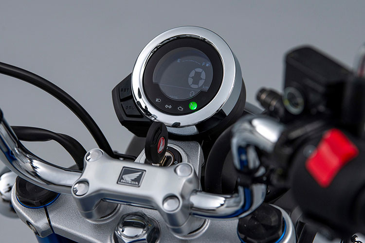 Cập nhật duy nhất trong ngoại hình của mẫu xe máy côn tay Honda Monkey 2022 là dàn áo màu xanh da trời trẻ trung và tươi mới hơn. Trên bình xăng của phiên bản mới xuất hiện một số chi tiết mạ chrome đẹp mắt và đồng điệu hơn với các chi tiết khác trên xe. 