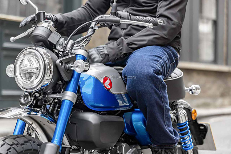 Về thiết kế, Honda Monkey 2022 mới vẫn giữ nguyên so với phiên bản trước với dáng vẻ nhỏ gọn, bình xăng lớn gồ cao cùng dáng lái thoải mái.