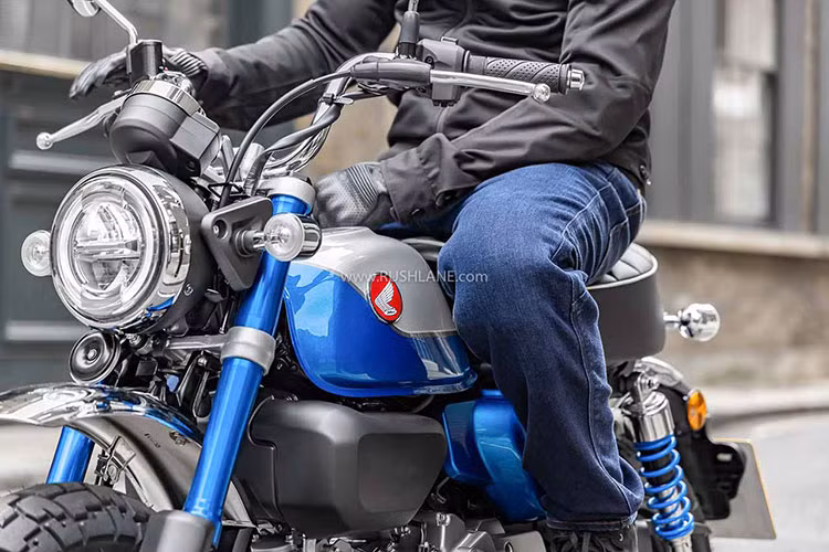 Về thiết kế, Honda Monkey 2022 mới vẫn giữ nguyên so với phiên bản trước với dáng vẻ nhỏ gọn, bình xăng lớn gồ cao cùng dáng lái thoải mái.