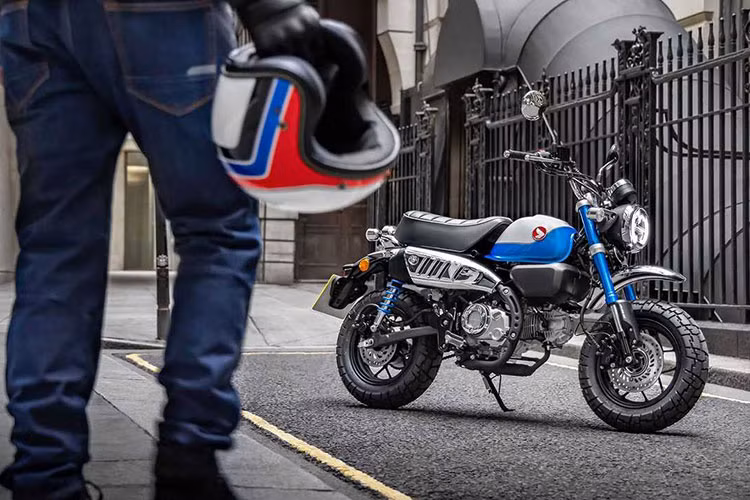  Xe máy Honda Monkey - một trong những cái tên đặc biệt hàng đầu của hãng xe Nhật Bản khi đây không chỉ là một dòng xe côn tay khác lạ mà nó còn thể hiện cho một thú chơi môtô riêng biệt.