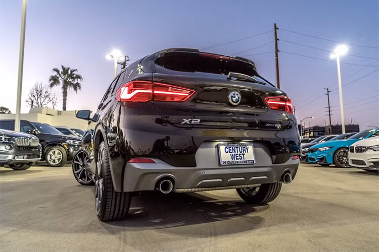 BMW X2 phiên bản mới này được hãng xe Đức xây dựng dựa trên chiếc X1 nhưng ngắn và thấp hơn, trông giống với một chiếc hatchback lai với một chiếc crossover truyền thống. Xe sở hữu chiều dài ngắn hơn 81 mm và thấp hơn 71 mm so với X1 nhưng có cùng chiều dài trục cơ sở. 