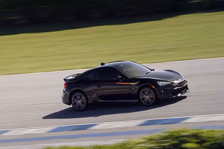 Động cơ Toyota 86 TRD Special Edition vẫn giống phiên bản trước, máy boxer 2.0L 4 xylanh có công suất 205hp và 211Nm mô men xoắn. Đây có thể là lý do Toyota 86 ế khách tại Việt Nam, nhiều người chê nó yếu nhưng đa số em thấy xe này khá được ưa chuộng tại Mỹ và Nhật.