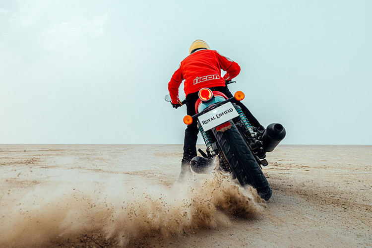 Khối động cơ này cho phép Royal Enfield Shotgun 650 Limited Run Icon Edition 2025 đạt công suất tối đa 47 mã lực và mô-men xoắn cực đại 51 Nm. Sức mạnh này truyền tới bánh sau xe qua bộ hộp số 6 cấp.