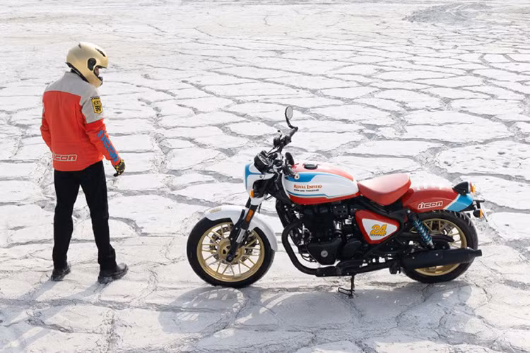 Royal Enfield mới trình làng ấn phẩm giới hạn Shotgun 650 Icon Edition. Đây là dòng xế nổ được thiết kế phối với Icon Motorsport, Royal Enfield Shotgun 650 Icon Edition đặc biệt được phân phối với số lượng độc quyền chỉ 100 chiếc.