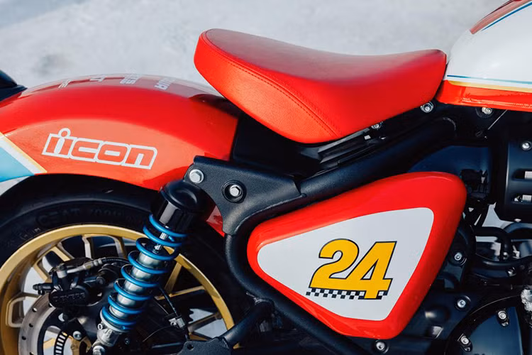 Royal Enfield đã chú trọng tới thiết kế xe với những điểm nhấn thể hiện chất độc quyền. Xe có 3 tông màu, cùng các đồ họa mang phong cách đua hoài cổ. Thêm vào đó, các bộ phận cơ khí cũng tạo ra những nét đặc biệt.