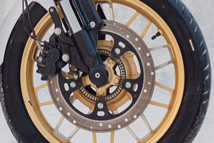 Các chi tiết như vành bánh xe của xe môtô Royal Enfield Shotgun 650 Limited Run Icon Edition 2025 bản đặc biệt này được sơn màu vàng, hệ thống treo sau có màu xanh da trời. Các đồ họa và phần nổi của yên còn có màu đỏ rực rỡ, ấm áp.