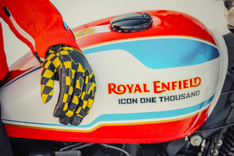 Tại Ấn Độ, mẫu xế nổ này chỉ được phân phối đúng 25 chiếc. Người mua xế nổ Shotgun 650 bản giới hạn còn nhận được quà tặng là áo khoác Slabtown Intercept Royal Enfield. 