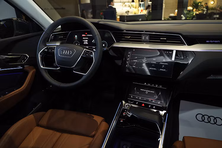 Bên trong khoang nội thất, Audi Q8 e-tron được trang bị bảng đồng hồ kỹ thuật số 12,3 inch, hai màn hình lớn ở trung tâm táp-lô (10,1 inch và 8,6 inch), hệ điều hành MMI, hệ thống âm thanh Bang &amp; Olufsen 17 loa, điều hòa tự động 4 vùng và cửa sổ trời lớn.