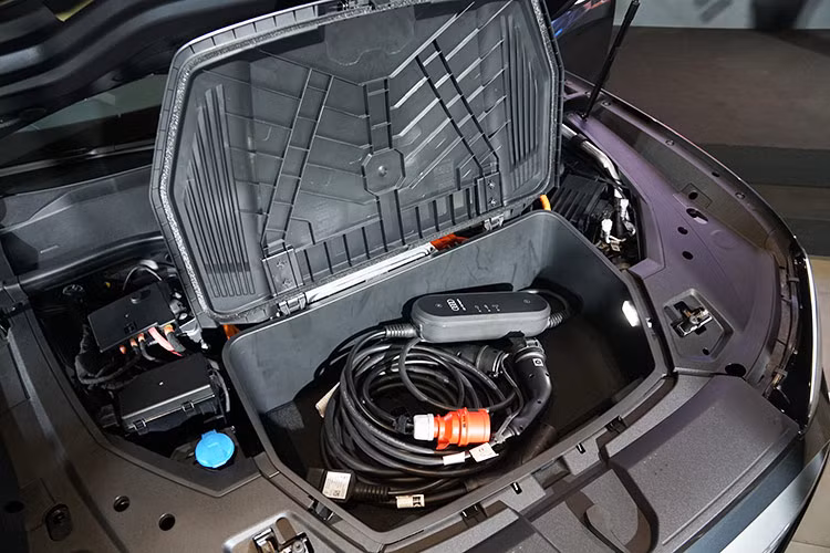 Phiên bản bán tại Việt Nam trang bị động cơ điện cho công suất tối đa 408 mã lực và mô men xoắn cực đại 664Nm, kết hợp hệ thống dẫn động 4 bánh Quattro. Khả năng tăng tốc từ 0-100km/h trong vòng 5,6 giây. Xe có khả năng tăng tốc 0-100km/h trong 6,6 giây và giảm còn 5,6 giây khi bật chế độ Boost. Tốc độ tối đa đạt 200km/h.