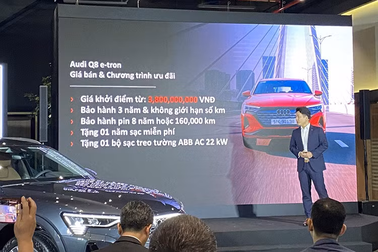 Audi Q8 e-Tron tương thích với cả sạc nhanh và sạc chậm. Với trạm sạc DC công suât 170 kW, xe có thể sạc pin 10 - 80% chỉ trong 31 phút, bổ sung quãng đường di chuyển tối đa 420 km. Còn với sạc AC 11 kW sẽ cần khoảng 10 tiếng để sạc đầy và trong khoảng 5 tiếng với bộ sạc AC 22 kW.