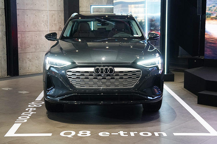 Là một mẫu SUV điện danh tiếng của Audi, Q8 e-tron giới thiệu nhận diện thương hiệu mới với thiết kế hai chiều tối giản của biểu tượng bốn vòng tròn. Tên xe được in trên trụ B cũng là một điểm nhấn mới. Sự thay đổi này làm nổi bật thiết kế xu hướng tương lai của Q8 e-tron, khiến nó trở nên ấn tượng hơn.