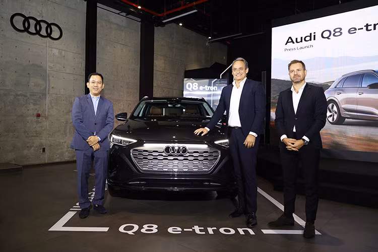 Mức giá xe Audi Q8 e-tron tại Việt Nam được mở bán chính hãng với mức khởi điểm từ 3,8 tỷ đồng, rẻ hơn đáng kể so với những dự đoán trước đây. Mức giá này cạnh tranh hơn so với Mercedes EQE SUV đang bán ra là 3,99 tỷ, Mercedes EQS SUV là 4,99 tỷ và Porsche Macan EV 4,18 tỷ đồng. 