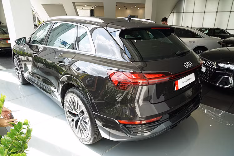 Phần đuôi của mẫu xe SUV điện Q8 e-tron nhà Audi nổi bật là cụm đèn hậu LED hoàn toàn với dải đèn kéo dài toàn bộ chiều ngang làm điểm nhấn. Mâm xe kích thước 21inch 5 cánh màu xám Graphite thiết kế khí động học, đi kèm bộ lốp 265/45R21.