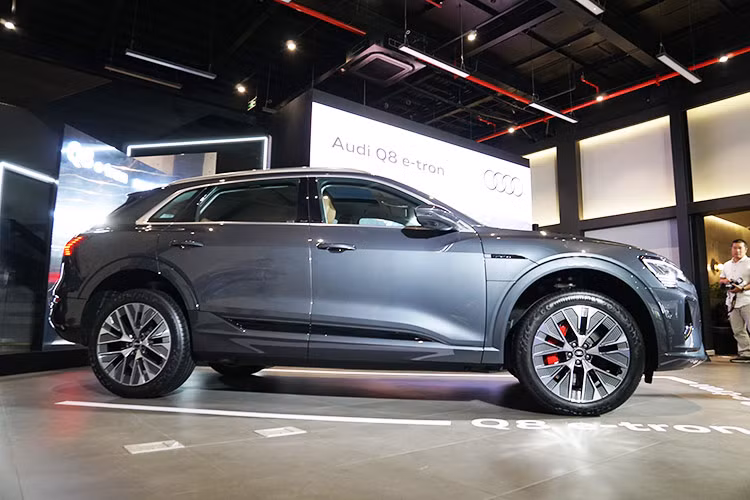 Về thiết kế ngoại thất, mẫu xe SUV điện Audi Q8 e-tron 2024 có kiểu dáng mềm mại, hiện đại hơn hẳn so với phiên bản Q8 thông thường. Đường nét bo cong được áp dụng trên cụm đèn LED ma trận phía trước, đèn hậu LED và lưới tản nhiệt cỡ lớn.