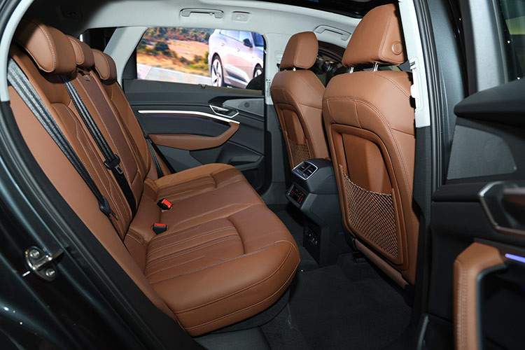 Khách hàng còn có thể bổ sung thêm các tùy chọn như Hiển thị thông tin trên kính chắn gió Head-up display (HUD); Ốp bệ cửa bằng nhôm ở phía trước và phía sau, phát sáng; Tính năng hỗ trợ đỗ xe tự động nâng cao; Tính năng tự động di chuyển ra/vào ô đậu xe; Giá treo tường cho bộ sạc nhỏ gọn theo xe; Camera đa chức năng.