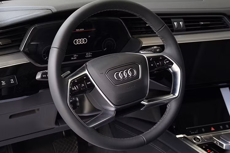 Xe có cấu hình 5 chỗ với 2 hàng ghế. Ghế ngồi bọc da Valcona. Hàng ghế trước chỉnh điện, có tính năng sưởi, nhớ vị trí ghế lái. Với trục cơ sở dài 2.928 mm, khoang hành khách sau của xe trở nên rộng rãi và thoáng đãng hơn nhờ vào cửa sổ trời toàn cảnh. Vị trí này cũng đầy đủ các tiện nghi như cổng sạc phụ trợ, điều khiển điều hòa độc lập…