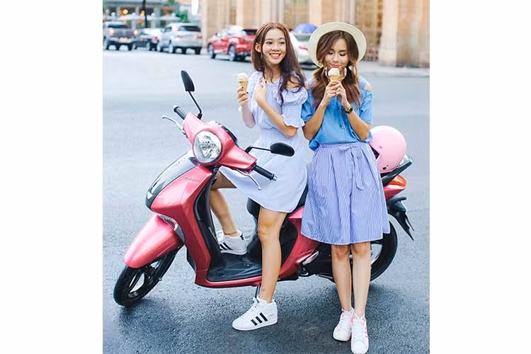 Được thiết kế với các đường nét đơn giản nhưng thanh lịch, Janus dễ dàng khiến người ta liên tưởng tới những mẫu xe ga từ châu Âu. Phần trước của xe đơn giản với đèn pha oval đặt trên đầu xe, một dải đèn LED định vị chạy dọc mặt nạ trước và cặp đèn xi-nhan lớn được tích hợp ở hai bên yếm. 