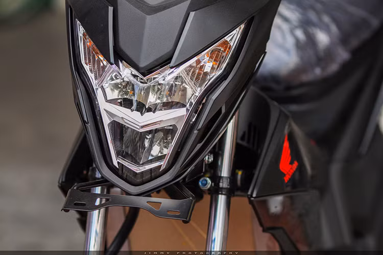 Trên phiên bản mới, mẫu xe underbone của Honda sở hữu thiết kế đèn pha đa diện, tích hợp luôn đèn xi-nhan. Đèn pha sử dụng công nghệ LED và mặc định luôn sáng, do đó trên tay lái không có công tắc tắt, mở nhứ những chiếc "xế nổ" khác.