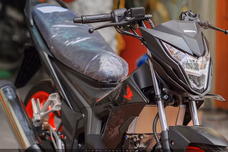 Sonic 150R phiên bản 2017 tiếp tục với dàn áo mới đỏ - đen, năng động và tươi hơn rất nhiều so với phiên bản 2016. Thân xe không còn Logo Sonic như phiên bản trước mà được ni các hoạ tiết. Yên xe thiết kế thấp phía người lái và cao dần về phía sau, chiều cao yên là 764 mm.