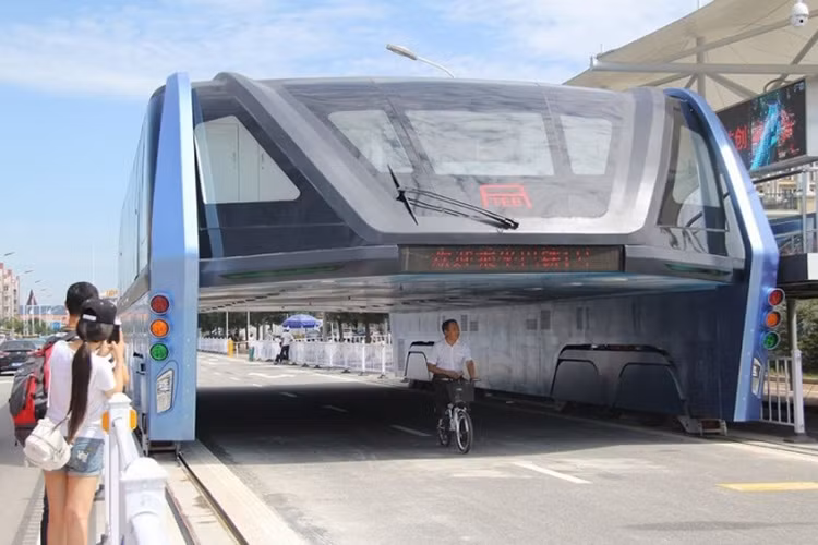 Từng được quảng cáo rầm rộ trên khắp Thế giới - được xem là câu trả lời cho vấn đề tắc nghẽn giao thông tại Trung Quốc thì giờ đây, mẫu siêu xe buýt khủng này lại chính là nguyên nhân gây ra tình trạng kẹt xe tại thành phố cảng Tần Hoàng Đảo, Trung Quốc.