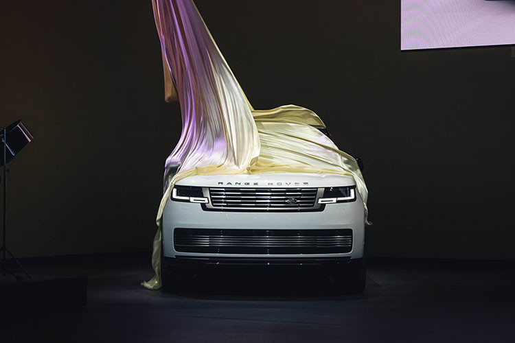 Land Rover đã chính thức giới thiệu mẫu xe Range Rover 2022 mới tại Nhà hát Hoàng gia tại Luân Đôn, Anh quốc. Thế hệ tiếp mới của mẫu xe Range Rover mang đến sự sang trọng nhưng đầy hiện đại, những tinh chỉnh tinh tế và sự lựa chọn đa dạng cho khách hàng với khả năng cá nhân hóa hơn bao giờ hết.