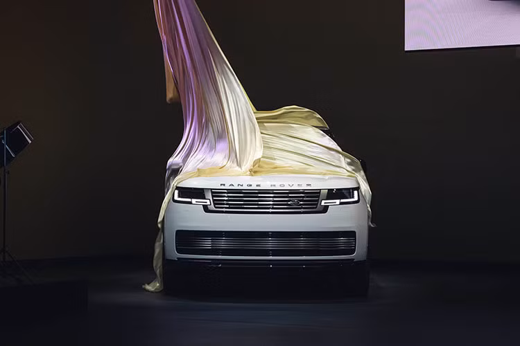 Land Rover đã chính thức giới thiệu mẫu xe Range Rover 2022 mới tại Nhà hát Hoàng gia tại Luân Đôn, Anh quốc. Thế hệ tiếp mới của mẫu xe Range Rover mang đến sự sang trọng nhưng đầy hiện đại, những tinh chỉnh tinh tế và sự lựa chọn đa dạng cho khách hàng với khả năng cá nhân hóa hơn bao giờ hết.