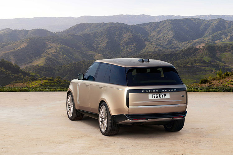 Mức giá xe Range Rover 2022 mới được nhập khẩu và phân phối với 4 phiên bản tại Việt Nam với bản tiêu chuẩn dự kiến từ 10,879 tỷ đồng. Phiên bản Range Rover SWB P360 Autobiography trang bị động cơ xăng tăng áp lai điện nhẹ (MHEV) 6 xy-lanh 3,0 lít, sản sinh công suất cực đại 355 mã lực và mô-men xoắn cực đại 500Nm.