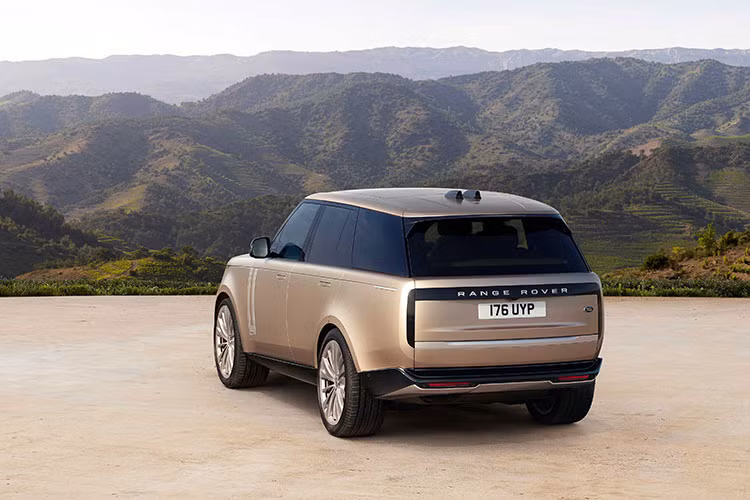 Mức giá xe Range Rover 2022 mới được nhập khẩu và phân phối với 4 phiên bản tại Việt Nam với bản tiêu chuẩn dự kiến từ 10,879 tỷ đồng. Phiên bản Range Rover SWB P360 Autobiography trang bị động cơ xăng tăng áp lai điện nhẹ (MHEV) 6 xy-lanh 3,0 lít, sản sinh công suất cực đại 355 mã lực và mô-men xoắn cực đại 500Nm.