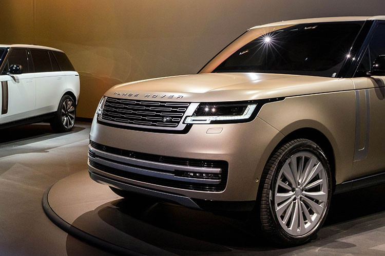 Phiên bản đặc biệt Range Rover SV mới sẽ mang đến cho khách hàng nhiều lựa chọn hơn nữa để có thể cá nhân hóa một chiếc xe thực sự cá tính khi chính thức phân phối đến thị trường trong năm 2022. Vật liệu độc quyền trên SV bao gồm kim loại bóng, gốm mịn, đá khảm tinh xảo, cũng như lựa chọn các loại da cao cấp hoặc các loại vải siêu bền không thuộc da.