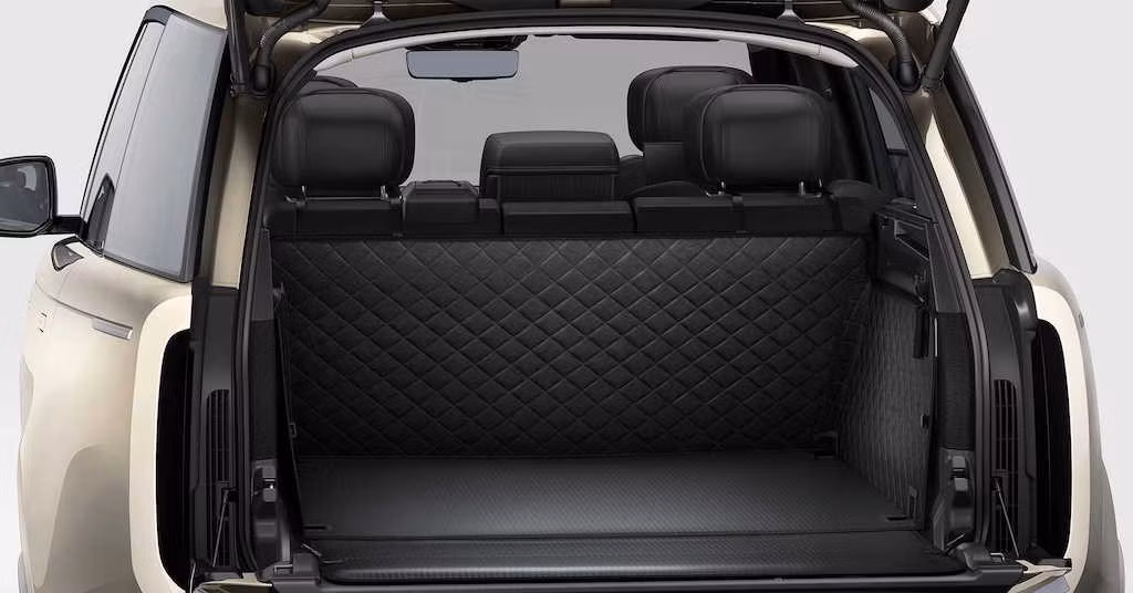 Bên trong, người lái nhìn vào cụm đồng hồ kỹ thuật số 13,7 inch. Bảng điều khiển trung tâm có màn hình thông tin giải trí cảm ứng 13,1 inch với phản hồi rung để xác nhận khi sử dụng phần mềm kèm trợ lý ảo Amazon Alexa. Những người ở phía sau có thể thưởng thức cặp màn hình giải trí 11,4 inch gắn với hàng ghế trước. Với hàng ghế sau độc lập Executive, Range Rover có màn hình cảm ứng 8,0 inch ở tựa tay trung tâm.