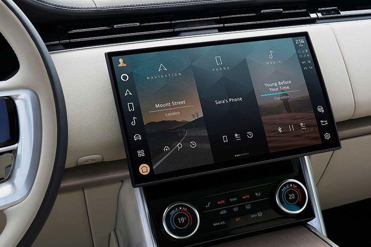 Range Rover mới là mẫu xe đầu tiên sử dụng kiến trúc mô-đun linh hoạt động cơ đặt dọc mới Modular Longitudinal Architecture (MLA-Flex) của Land Rover. Kiến trúc thân xe MLA-Flex có thể đáp ứng các hệ thống động cơ đốt trong, động cơ lai điện và hoàn toàn bằng điện, thể hiện bước tiếp theo trong chiến lược kiến trúc đơn giản hóa của Land Rover như một phần của động thái nhằm mang lại sự linh hoạt hơn cho hệ thống truyền động và thiết lập các tiêu chuẩn chất lượng mới.