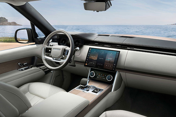 Phiên bản SV Serenity và SV Intrepid sẽ là chiếc xe đầu tiên có logo SV mang kiểu dáng tròn bằng gốm mới và chiến lược đặt tên cũng đơn giản là Range Rover SV. Hình logo SV kiểu dáng tròn đại diện cho các phiên bản thuộc Trung Tâm Chế Tạo Phiên Bản Đặc Biệt (SVO). Logo SV kiểu dáng tròn sẽ được có mặt trong tất cả các dòng xe Land Rover mới do Trung Tâm Chế Tạo Phiên Bản Đặc Biệt (SVO) ra mắt trong tương lai.