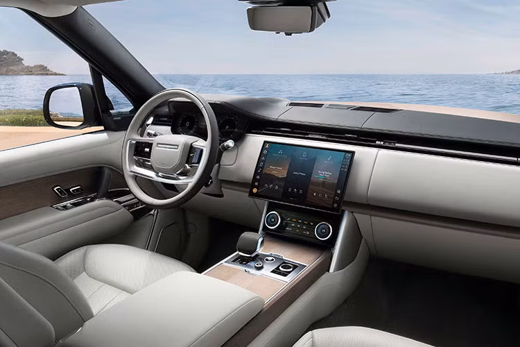 Phiên bản SV Serenity và SV Intrepid sẽ là chiếc xe đầu tiên có logo SV mang kiểu dáng tròn bằng gốm mới và chiến lược đặt tên cũng đơn giản là Range Rover SV. Hình logo SV kiểu dáng tròn đại diện cho các phiên bản thuộc Trung Tâm Chế Tạo Phiên Bản Đặc Biệt (SVO). Logo SV kiểu dáng tròn sẽ được có mặt trong tất cả các dòng xe Land Rover mới do Trung Tâm Chế Tạo Phiên Bản Đặc Biệt (SVO) ra mắt trong tương lai.