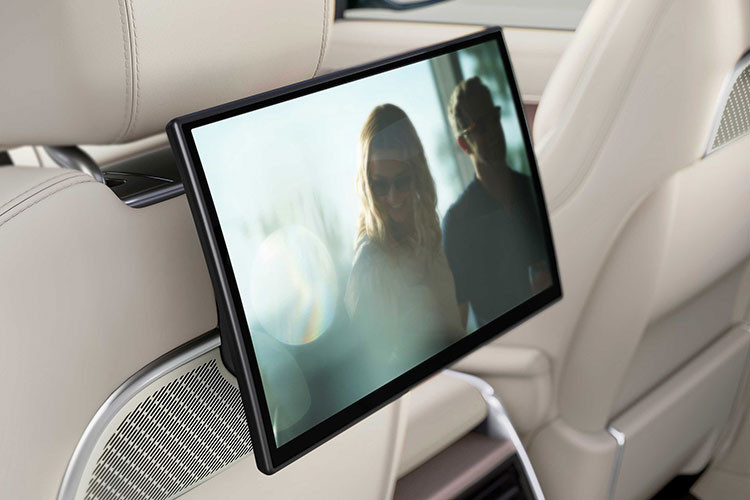 Range Rover 2022 mới còn có tùy chọn hệ truyền động lai điện nhẹ mild – hybrid (MHEV) và bao gồm 4, 5 hoặc 7 chỗ trên các phiên bản có thiết kế trục cơ sở tiêu chuẩn và trục cơ sở kéo dài. Phiên bản Range Rover chạy toàn toàn bằng điện – mẫu xe điện đầu tiên của Land Rover sẽ có mặt trên thị trường vào năm 2024.