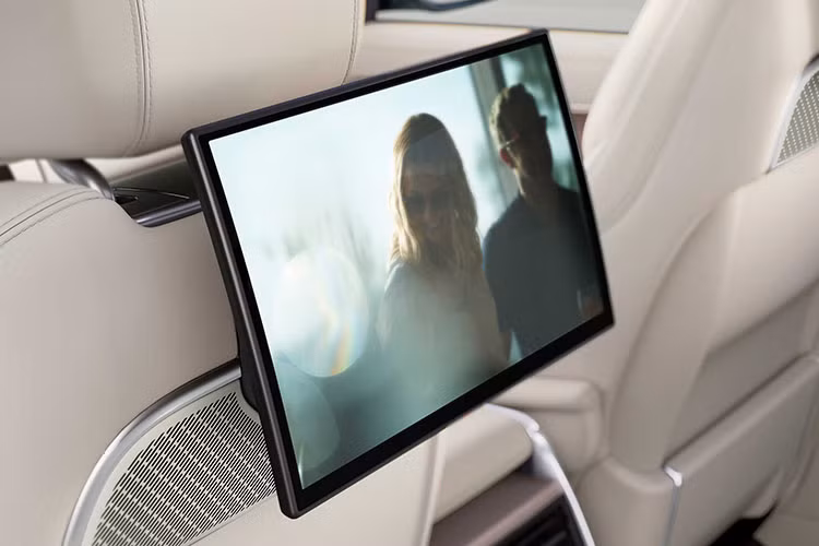 Range Rover 2022 mới còn có tùy chọn hệ truyền động lai điện nhẹ mild – hybrid (MHEV) và bao gồm 4, 5 hoặc 7 chỗ trên các phiên bản có thiết kế trục cơ sở tiêu chuẩn và trục cơ sở kéo dài. Phiên bản Range Rover chạy toàn toàn bằng điện – mẫu xe điện đầu tiên của Land Rover sẽ có mặt trên thị trường vào năm 2024.