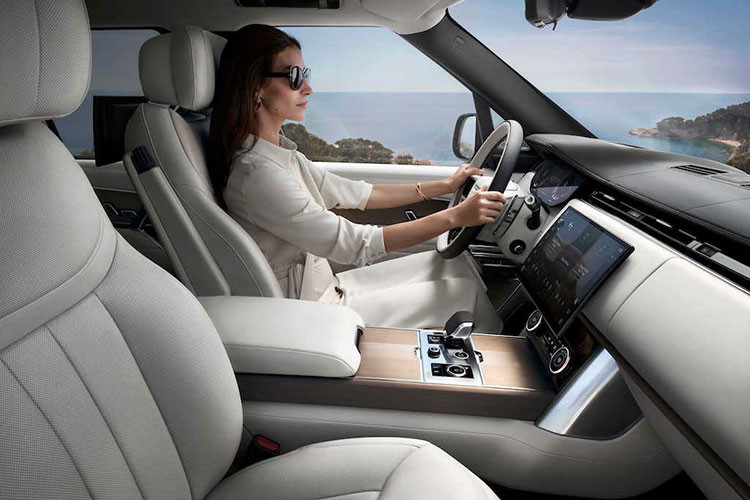 Một loạt các công nghệ tiên tiến góp phần hình thành nên sự tiện nghi và tinh tế của Range Rover mới. Công Nghệ Khử Tiếng Ồn Chủ Động thế hệ thứ ba mới mang lại không gian nội thất yên tĩnh nhất khi vận hành trên đường. Sự thoải mái và sức khỏe đều được tăng cường nhờ Hệ Thống Lọc Không Khí Trong Khoang Nội Thất, kết hợp công nghệ nanoe X kép...