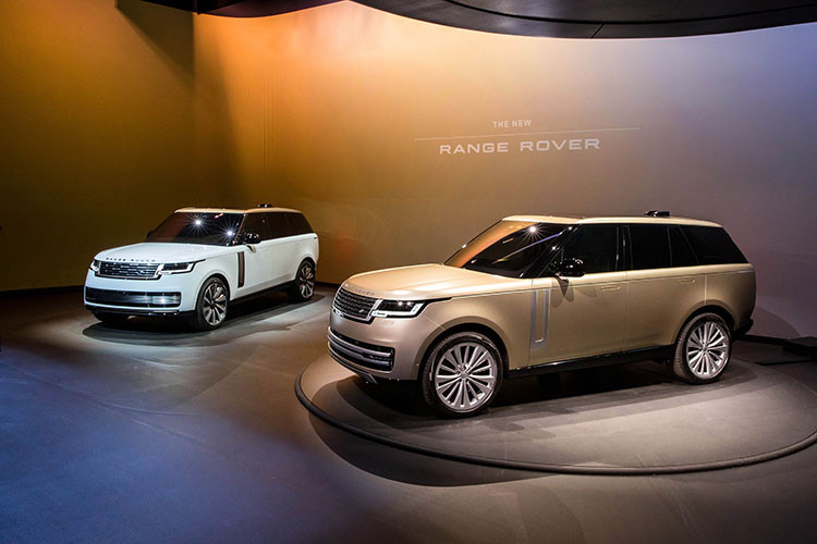 Theo ông Thierry Bolloré, Giám đốc Điều hành của Jaguar Land Rover, cho biết: “Range Rover mới là một minh chứng tuyệt vời cho tầm nhìn của chúng tôi nhằm tạo ra những chiếc xe sang trọng đáng mơ ước nhất thế giới, dành cho những khách hàng sành điệu nhất. Mẫu xe sẽ viết nên chương tiếp theo trong câu chuyện độc đáo về sự đổi mới và tiên phong, đã trở thành dấu ấn lịch sử của Range Rover trong hơn 50 năm.”