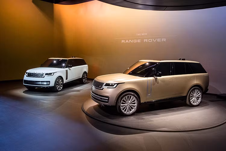 Theo ông Thierry Bolloré, Giám đốc Điều hành của Jaguar Land Rover, cho biết: “Range Rover mới là một minh chứng tuyệt vời cho tầm nhìn của chúng tôi nhằm tạo ra những chiếc xe sang trọng đáng mơ ước nhất thế giới, dành cho những khách hàng sành điệu nhất. Mẫu xe sẽ viết nên chương tiếp theo trong câu chuyện độc đáo về sự đổi mới và tiên phong, đã trở thành dấu ấn lịch sử của Range Rover trong hơn 50 năm.”