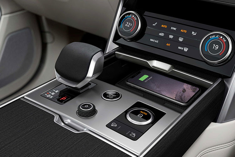 Range Rover mới là mẫu xe đầu tiên sử dụng kiến trúc mô-đun linh hoạt động cơ đặt dọc mới Modular Longitudinal Architecture (MLA-Flex) của Land Rover. Kiến trúc thân xe MLA-Flex có thể đáp ứng các hệ thống động cơ đốt trong, động cơ lai điện và hoàn toàn bằng điện, thể hiện bước tiếp theo trong chiến lược kiến trúc đơn giản hóa của hãng xe Anh quốc.