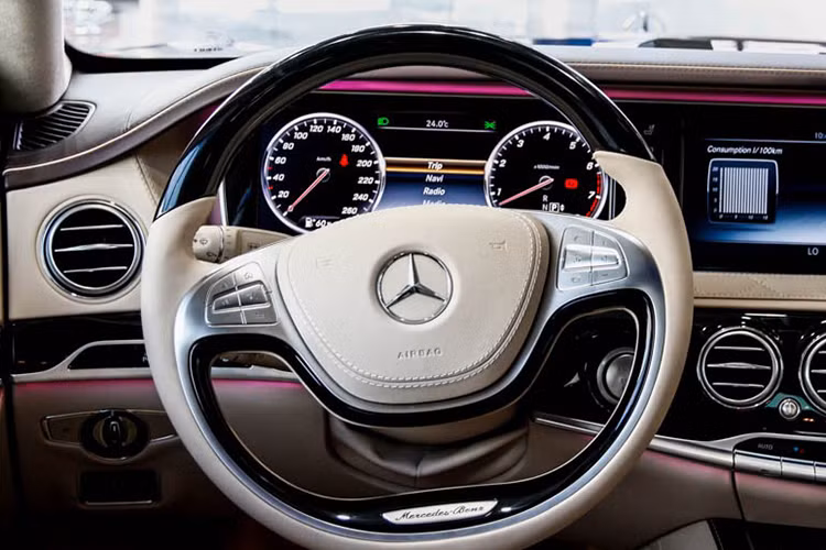 Có thể thấy rõ khoang nội thất của siêu xe sang S600 xa xỉ tột bậc với chất liệu da Nappa cùng gỗ Desino bao phủ. Những đường chỉ khâu tay được thợ thủ công may tinh tế. Vô lăng xe khá lớn được bọc gỗ cao cấp với những phím điều khiển cơ bản tích hợp ngay trên vị trí lái.