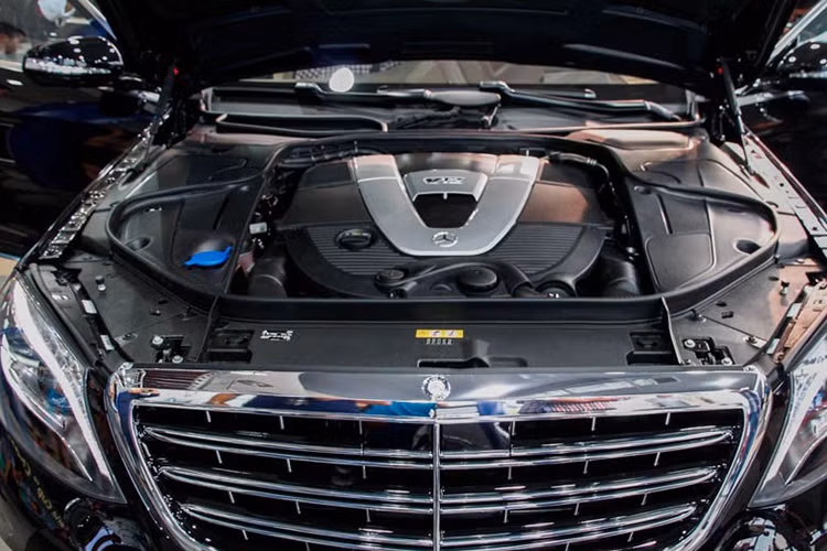 Mercedes-Maybach S600 sử dụng động cơ V12 tăng áp kép, dung tích 6.0 lít, sản sinh công suất cực đại 530 mã lực và mô-men xoắn cực đại 830 Nm. Kết hợp với hộp số tự động 7 cấp 7G-Tronic Plus, xe mất 5 giây để tăng tốc từ 0-100 km/h trước khi đạt vận tốc tối đa 250 km/h.